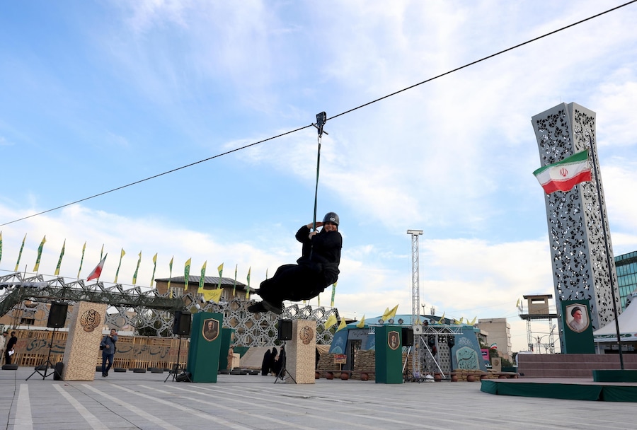 Una volontaria iraniana partecipa a un addestramento presso il campo di addestramento militare Jan-Fada (“Sacrificati per l’Iran”), in piazza Imam Hussein a Teheran. (EPA)