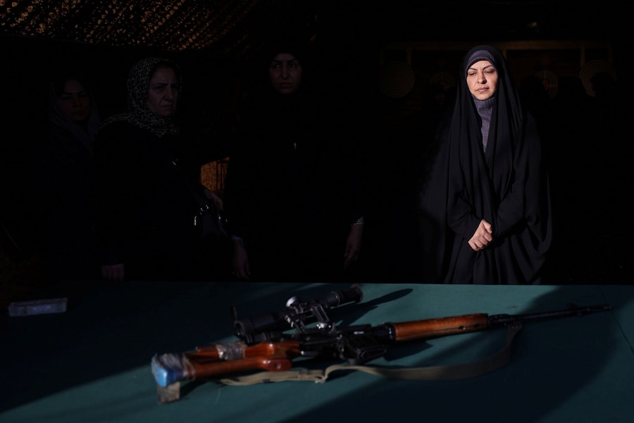 Volontarie iraniane seguono un addestramento militare presso un centro di addestramento militare per cittadini comuni in Piazza Imam Hussein, nel centro di Teheran. (via REUTERS)