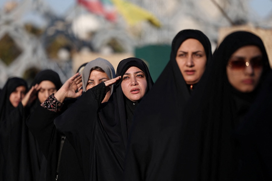 Volontarie iraniane seguono un addestramento militare presso un centro di addestramento militare per cittadini comuni in Piazza Imam Hussein, nel centro di Teheran. (via REUTERS)
