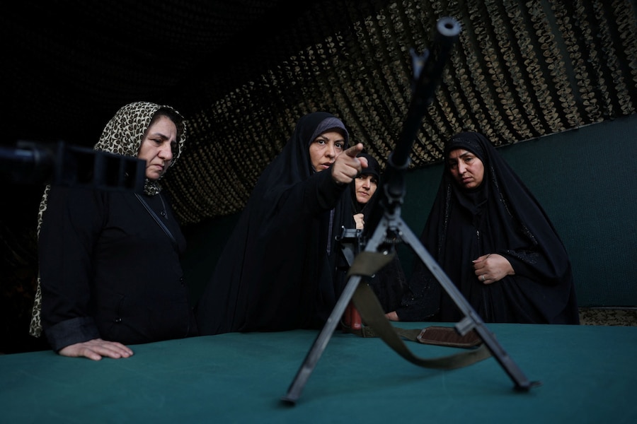 Volontarie iraniane seguono un addestramento militare presso un centro di addestramento militare per cittadini comuni in Piazza Imam Hussein, nel centro di Teheran. (via REUTERS)