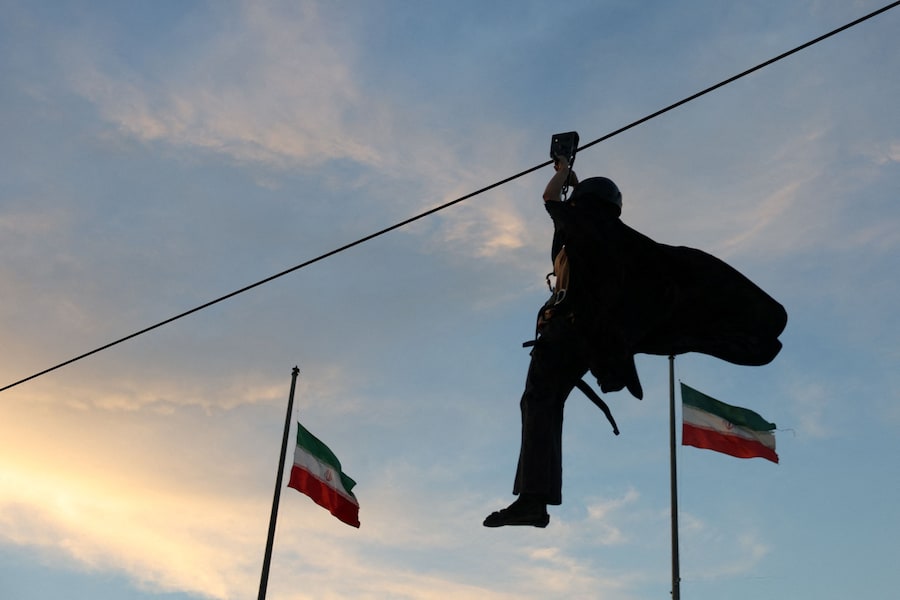Una volontaria iraniana utilizza una zipline mentre segue un addestramento militare presso un centro di addestramento militare per cittadini comuni in Piazza Imam Hussein, nel centro di Teheran. (via REUTERS)