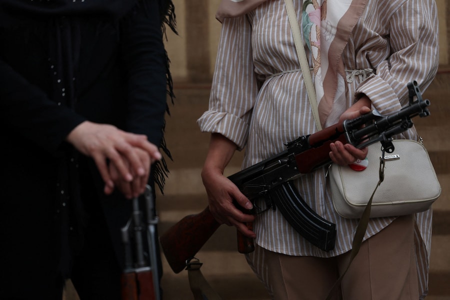Una volontaria iraniana impugna un’arma mentre segue un addestramento militare presso un centro di addestramento militare per cittadini comuni in Piazza Imam Hussein, nel centro di Teheran. (via REUTERS)
