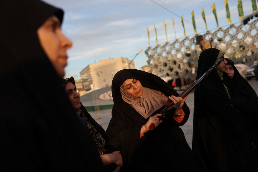 Una volontaria iraniana segue un addestramento militare presso un centro di addestramento militare per cittadini comuni in Piazza Imam Hussein, nel centro di Teheran (via REUTERS)