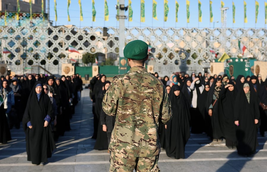 Un istruttore militare parla alle donne che partecipano a un corso di addestramento presso il campo di addestramento militare Jan-Fada (“Sacrificati per l’Iran”), in piazza Imam Hussein a Teheran, in Iran. (EPA)
