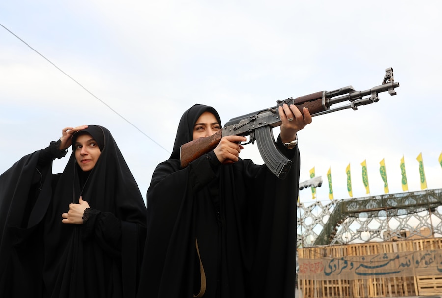 Volontarie iraniane seguono un addestramento militare presso un centro di addestramento militare per cittadini comuni in Piazza Imam Hussein, nel centro di Teheran. (EPA)