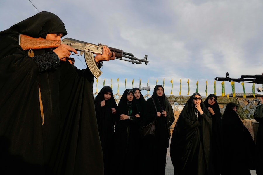 Un volontario maneggia un fucile d’assalto tipo Kalashnikov mentre partecipa a un corso di addestramento militare in un campo allestito in piazza Imam Hussein a Teheran. (APN)