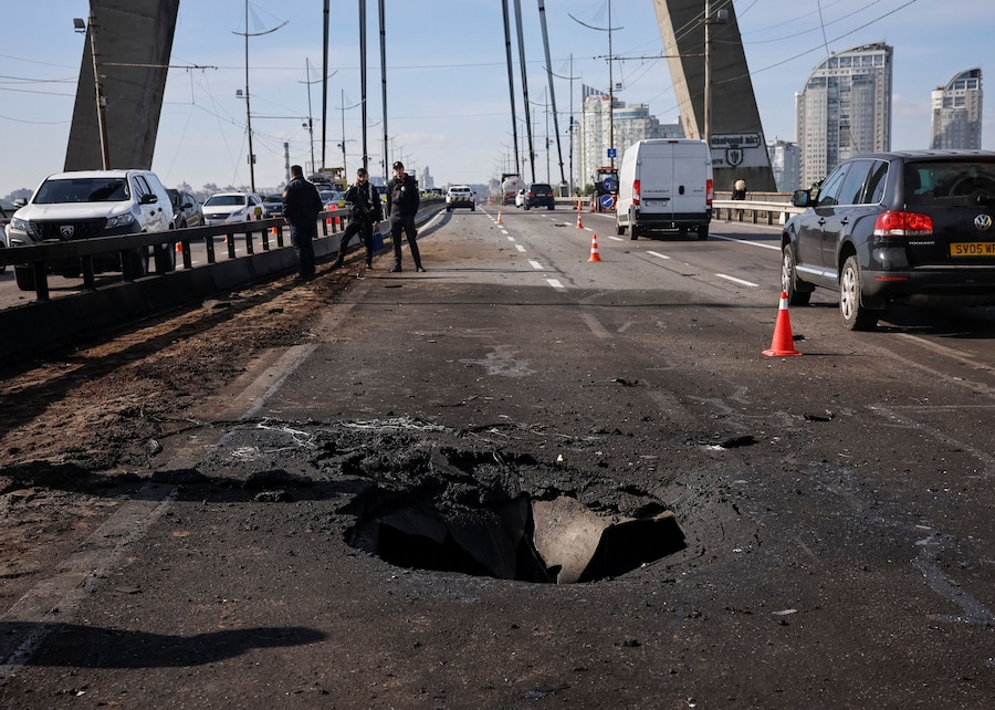 Agenti di polizia sul luogo del North Bridge colpito da un attacco con droni russi, nel contesto dell’offensiva russa contro l’Ucraina, a Kiev. (REUTERS)