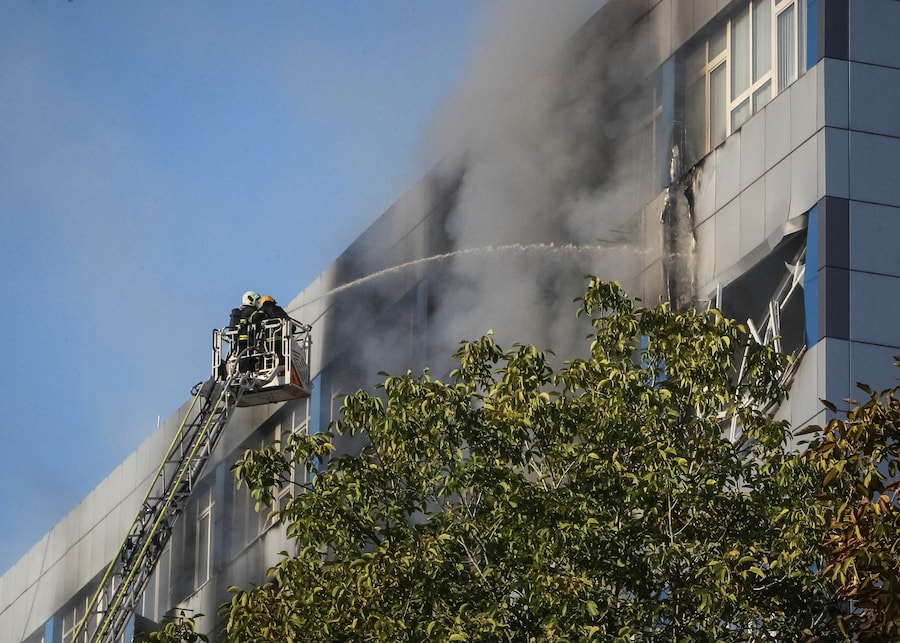 Un vigile del fuoco interviene sul luogo di un edificio adibito a uffici colpito da un attacco con un drone russo, nel contesto dell’offensiva russa contro l’Ucraina a Dnipro. (REUTERS)