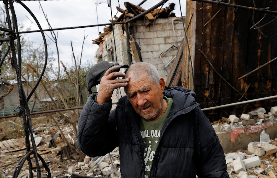 Nikolay Shulipa si trova sulle rovine della sua casa, rasa al suolo da un incendio in seguito a quello che le autorità insediate dalla Russia hanno definito un recente attacco con droni ucraini, nel corso del conflitto militare tra Russia e Ucraina a Donetsk, città ucraina sotto il controllo russo. (REUTERS)