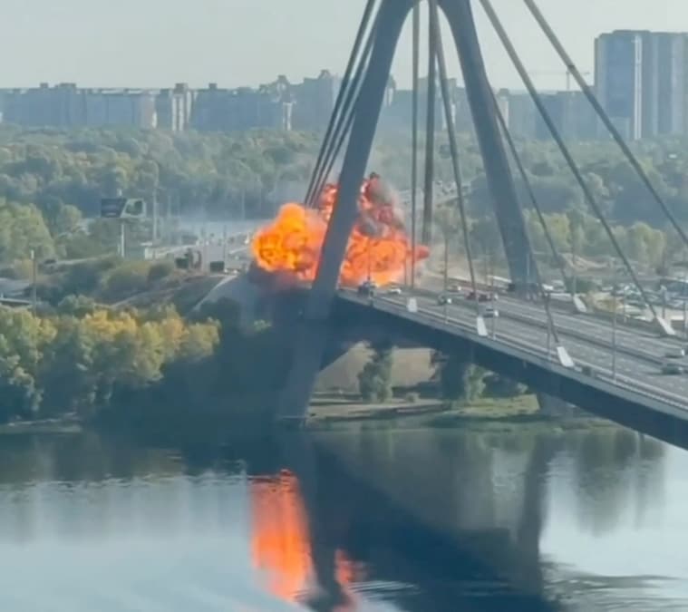 Le fiamme provocate dall’esplosione di un drone russo che ha colpito il North Bridge. (SOCIAL MEDIA via REUTERS)