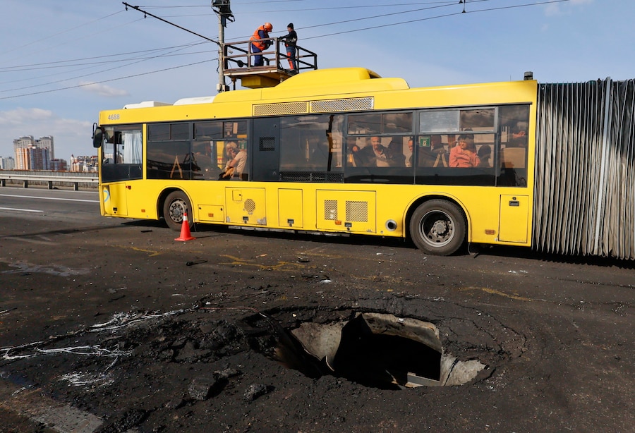 I danni causati da un attacco con droni russi a un ponte sul fiume Dnipro a Kiev. (EPA)