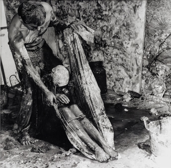 Otto Muehl (1925 – 2013) Materialaktion Nr. 1: Versumpfung eines weiblichen Körpers – Versumpfung einer Venus, 1963´ Wohnung Muehl, Obere Augartenstraße 14a/20, 1020 Wien, mit: „Babsi“ s/w Fotografie Foto: Ludwig Hoffenreich Sammlung WIENER AKTIONISMUS MUSEUM Foto: WIENER AKTIONISMUS MUSEUM / Manuel Carreon Lopez (Bildrecht, Wien 2026)