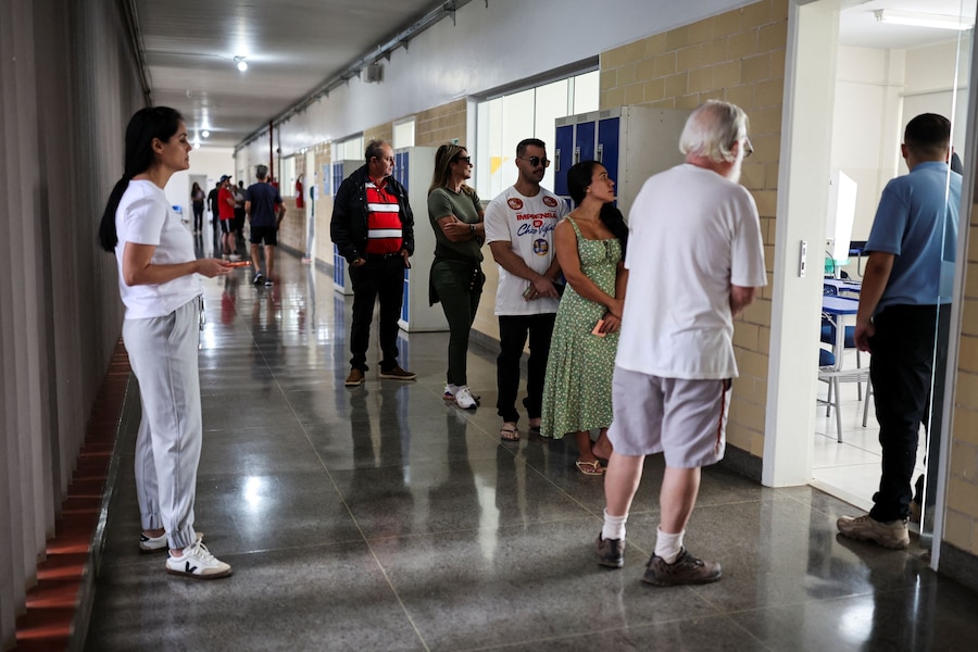 La gente aspetta di votare durante le elezioni generali brasiliane, a Brasilia, in Brasile. (REUTERS)