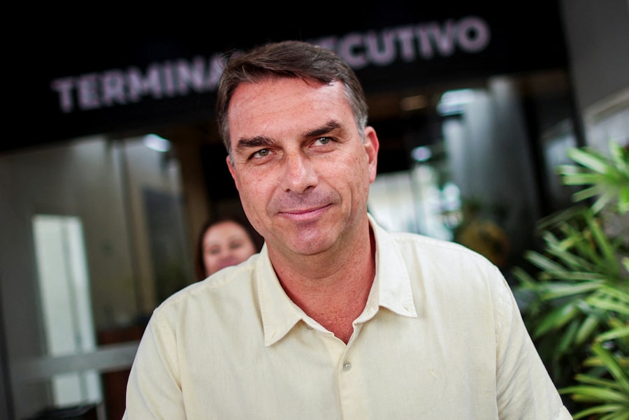 Il candidato alla presidenza del Brasile Flavio Bolsonaro, del Partito Liberale (PL), arriva dopo aver espresso il proprio voto durante le elezioni generali brasiliane, a Brasilia, Brasile. (REUTERS)