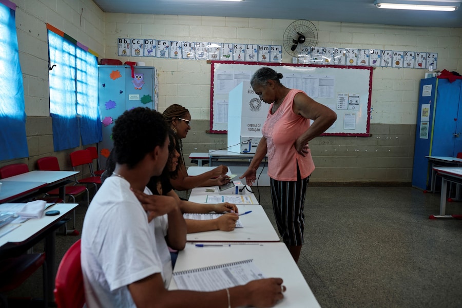 Una persona vota durante le elezioni generali brasiliane in un seggio elettorale situato in una scuola a Sol Nascente, a Brasilia, in Brasile. (REUTERS)