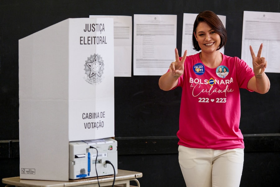 Michelle Bolsonaro, moglie dell’ex presidente brasiliano Jair Bolsonaro, vota alle elezioni generali brasiliane a Brasilia. (REUTERS)