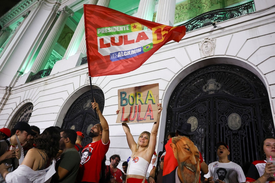 Il presidente brasiliano e candidato alla rielezione del Partito dei Lavoratori (PT), Luiz Inácio Lula da Silva, si riunisce dopo la chiusura delle urne alle elezioni generali brasiliane, a Rio de Janeiro, Brasile. (REUTERS)