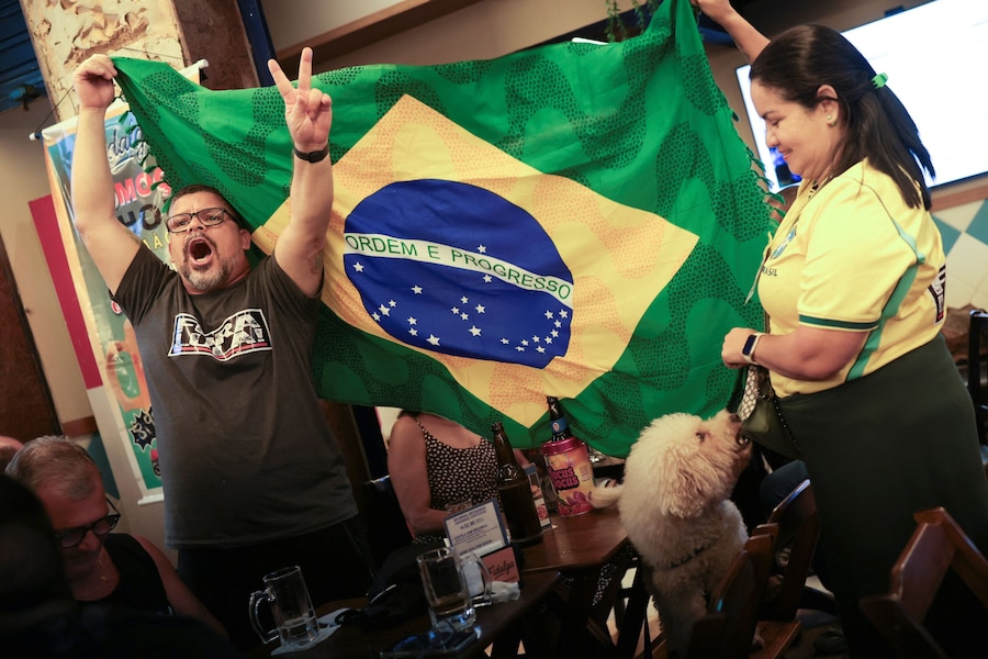 I sostenitori del candidato presidenziale Flavio Bolsonaro, del Partito Liberale (PL), reagiscono dopo che l’autorità elettorale nazionale ha annunciato che Flavio Bolsonaro affronterà il presidente Luiz Inácio Lula da Silva al ballottaggio delle elezioni presidenziali, a Rio de Janeiro, in Brasile. (REUTERS)