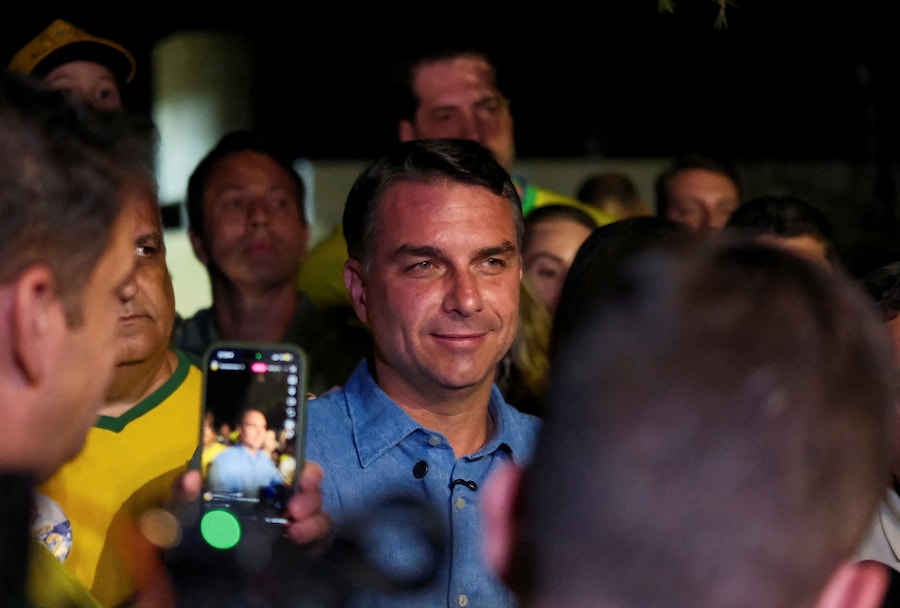 Il candidato alla presidenza del Brasile Flavio Bolsonaro, del Partito Liberale (PL), reagisce dopo che l’autorità elettorale del Paese ha annunciato che si confronterà con il presidente Luiz Inácio Lula da Silva al ballottaggio delle elezioni presidenziali, a Brasilia. (REUTERS)