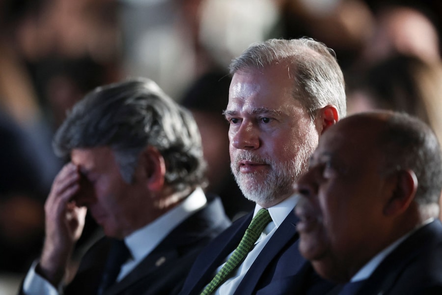 Giudice della Corte Suprema Federale (STF) del Brasile Luiz Fux reagisce accanto al giudice della Corte Suprema Federale brasiliana José Antonio Dias Toffoli e all’ispettore generale nazionale di giustizia del Consiglio Nazionale di Giustizia (CNJ), il ministro Benedito Gonçalves, dopo che l’autorità elettorale del Paese ha annunciato che Flavio Bolsonaro affronterà il presidente Luiz Inácio Lula da Silva al ballottaggio delle elezioni presidenziali, a Brasilia, Brasile. (REUTERS)