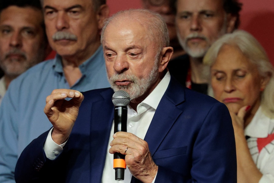 Il presidente brasiliano Luiz Inácio Lula da Silva, candidato del Partito dei Lavoratori (PT) alla rielezione presidenziale, si rivolge ai propri sostenitori dopo che l’autorità elettorale del Paese ha annunciato che Flavio Bolsonaro affronterà Lula al ballottaggio delle elezioni presidenziali, a San Paolo, in Brasile. (REUTERS)