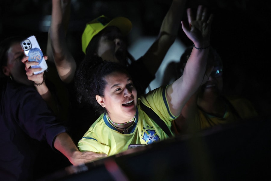 Un sostenitore del candidato alla presidenza brasiliana Flavio Bolsonaro, del Partito Liberale (PL), reagisce dopo che l’autorità elettorale del Paese ha annunciato che Bolsonaro affronterà il presidente Luiz Inácio Lula da Silva al ballottaggio delle elezioni presidenziali, a Brasilia. (REUTERS)