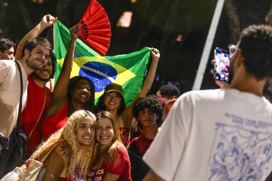 I sostenitori del presidente brasiliano e candidato alla rielezione Luiz Inácio Lula da Silva posano per le foto il giorno delle elezioni a Brasilia, in Brasile. (EPA)