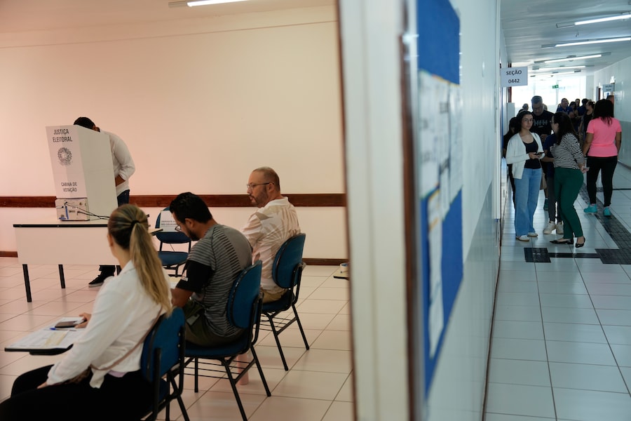 A esprime il proprio voto utilizzando le macchine per il voto elettronico durante le elezioni generali a Brasilia, in Brasile. (APN)