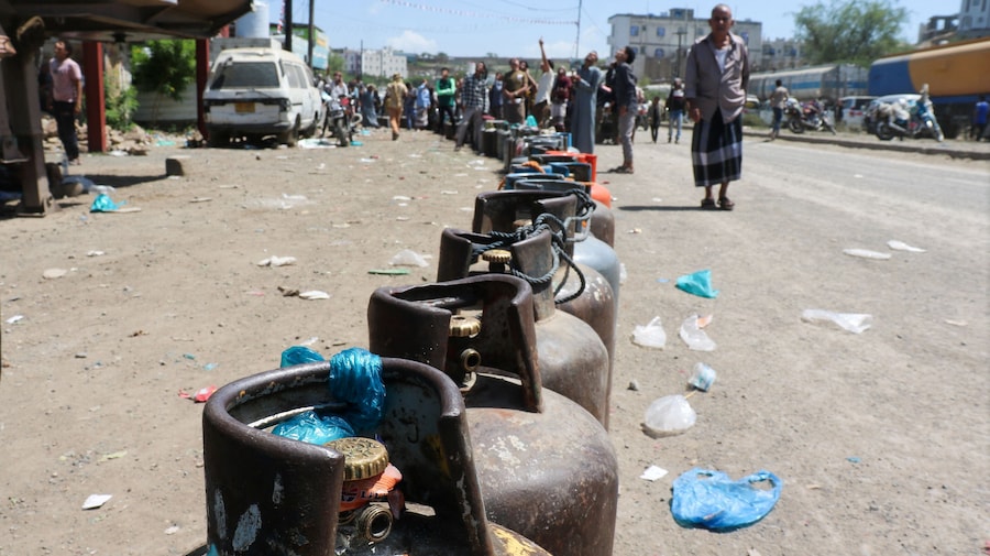 La gente fa la fila con le bombole di gas da cucina in attesa di farle ricaricare, a causa della carenza di rifornimenti a Taiz, nello Yemen. (REUTERS)
