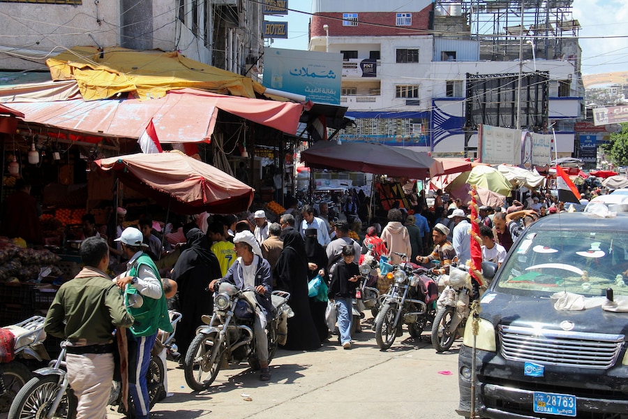 La gente fa la fila con le bombole di gas da cucina in attesa di farle ricaricare, a causa della carenza di rifornimenti a Taiz, nello Yemen. (REUTERS)