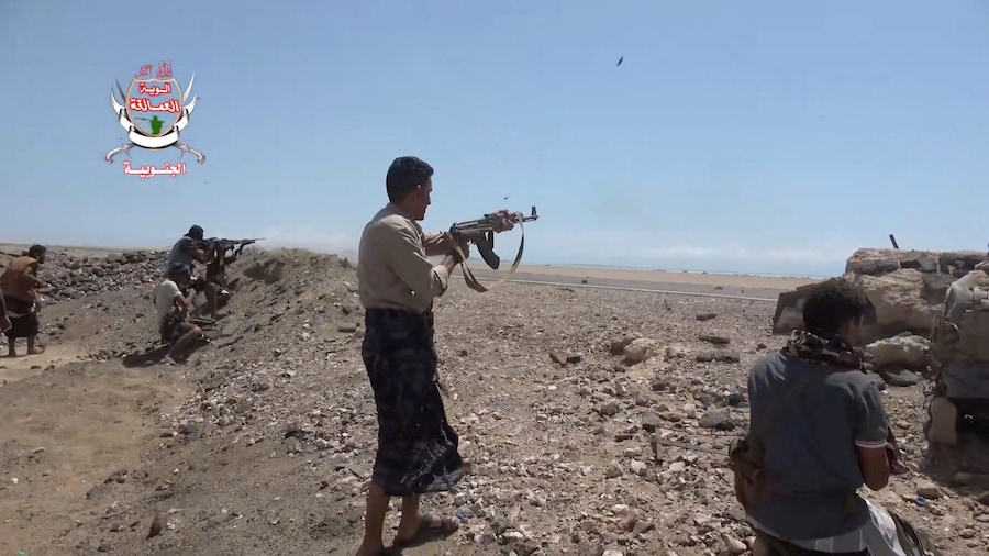 I combattenti del governo yemenita, sostenuti dall’Arabia Saudita, aprono il fuoco durante quella che, secondo le forze governative, è stata un’avanzata contro gli Houthi sostenuti dall’Iran, nei pressi di Dhubab, nella provincia di Taiz. (via REUTERS)