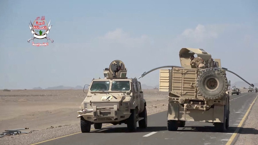 Veicoli militari percorrono una strada durante quella che, secondo le forze governative yemenite sostenute dall’Arabia Saudita, sarebbe stata un’avanzata contro gli Houthi sostenuti dall’Iran, nei pressi di Dhubab, nella provincia di Taiz. (via REUTERS)