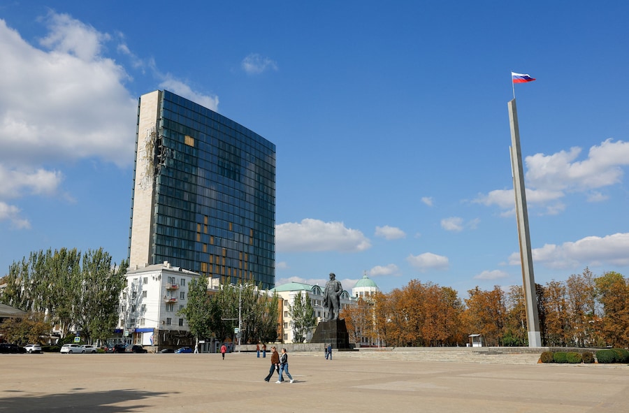 Un centro direzionale colpito da un attacco notturno di droni ucraini a Donetsk, città dell’Ucraina sotto controllo russo; 5 ottobre 2026. (REUTERS)