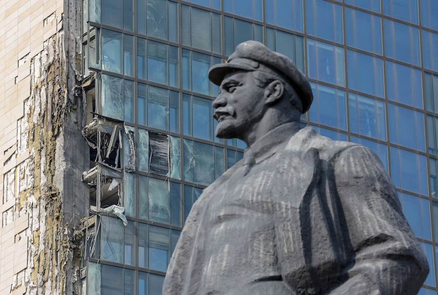Un monumento a Vladimir Lenin, davanti a un centro direzionale colpito da un attacco notturno di droni ucraini a Donetsk, città dell’Ucraina sotto controllo russo; 5 ottobre 2026. (REUTERS)