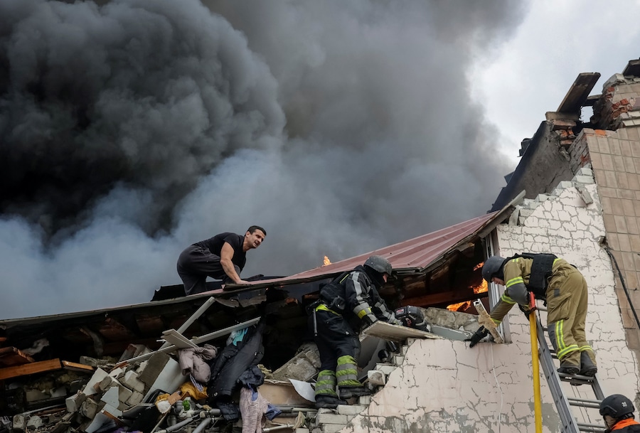 I soccorritori intervengono in un edificio adibito a fabbrica di confezioni colpito da un attacco aereo russo. Kharkiv, Ucraina, il 5 ottobre 2026. (REUTERS)