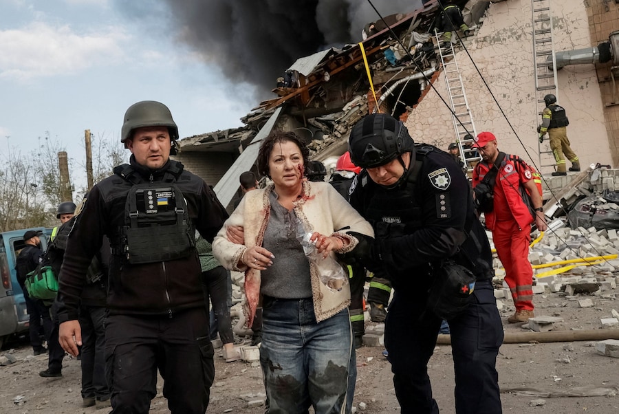 Agenti di polizia evacuano una persona ferita trovata sotto le macerie di una fabbrica di abbigliamento colpita da un attacco aereo russo a Kharkiv (Ucraina), il 5 ottobre 2026. (REUTERS)