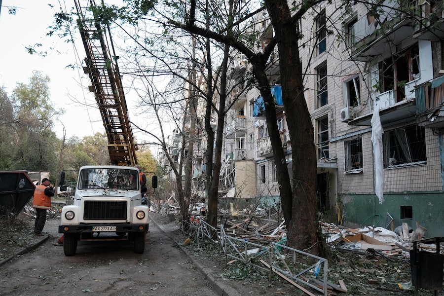 Un edificio residenziale colpito da un bombardamento russo a Kharkiv, in Ucraina, il 5 ottobre 2026. (EPA)