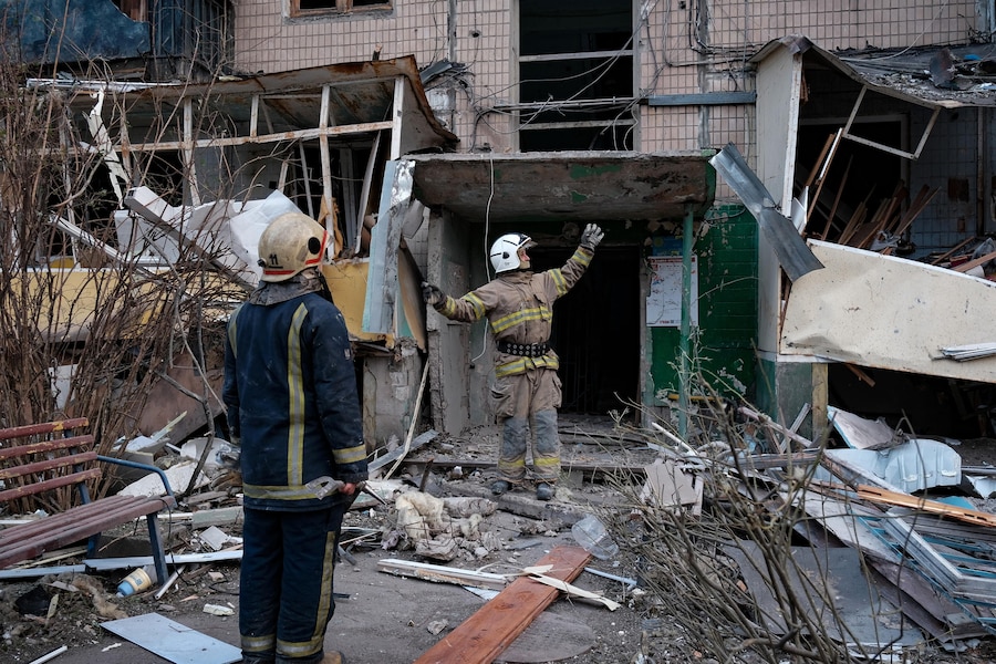 Vigili del fuoco e soccorritori intervengono in un edificio residenziale colpito da un bombardamento russo a Kharkiv, in Ucraina, il 5 ottobre 2026. (EPA)