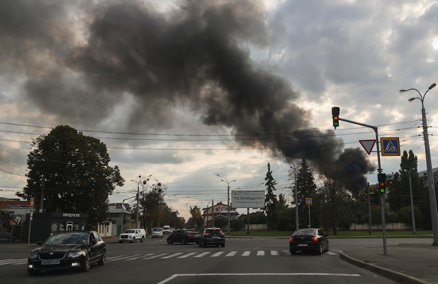 Colonne di fumo dopo un attacco russo a Kharkiv, in Ucraina, il 5 ottobre 2026. (EPA)