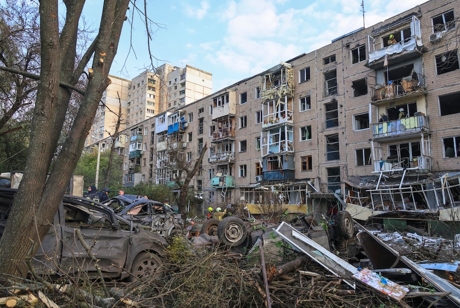 Almeno 5 persone sono rimaste uccise e oltre 50 ferite a seguito di attacchi russi con bombe plananti contro un’area residenziale di Kharkiv. Ucraina, ottobre 2026. (EPA)