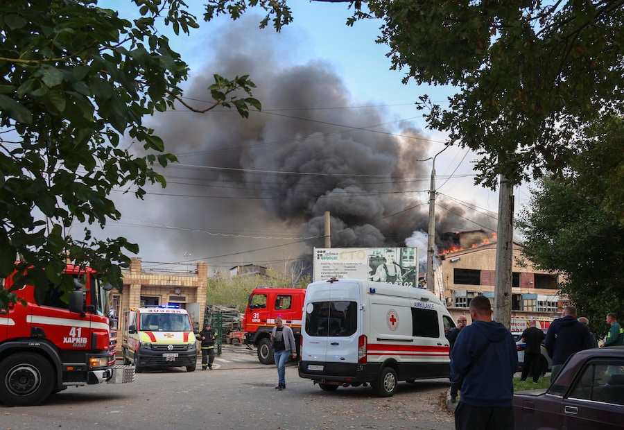 Almeno 5 persone sono rimaste uccise e oltre 50 ferite a seguito di attacchi russi con bombe plananti contro un’area residenziale di Kharkiv. Ucraina, ottobre 2026. (EPA)