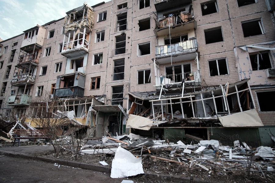 Un quartiere residenziale colpito da un attacco russo a Kharkiv, in Ucraina, il 5 ottobre 2026. La Russia ha colpito due distretti della città con tre bombe aeree guidate KAB, provocando la morte di almeno 6 persone e il ferimento di oltre 40, secondo quanto riferito dal sindaco Ihor Terejov. (EPA)