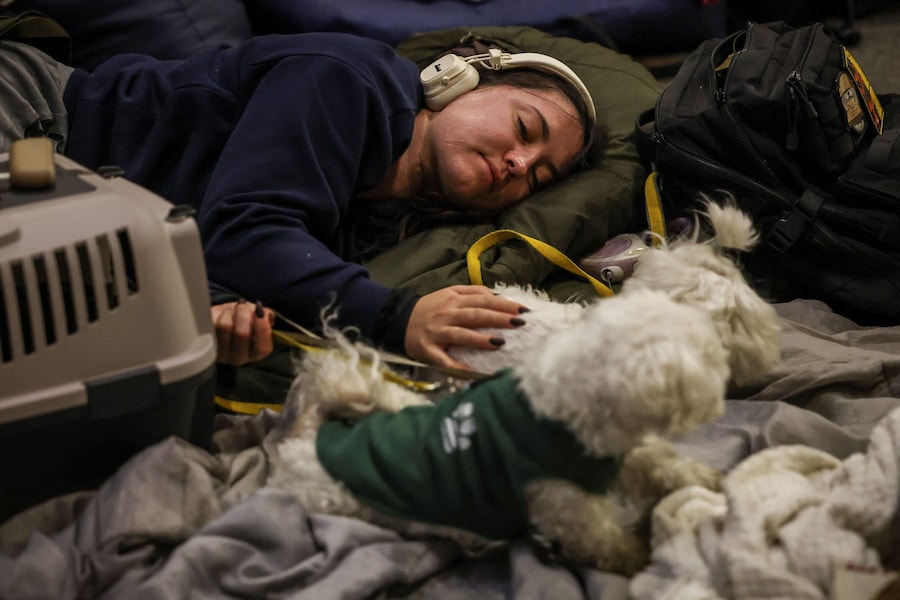 Una residente si rifugia all’interno di una stazione della metropolitana insieme ai suoi cani durante un attacco missilistico russo, nel contesto dell’offensiva russa contro l’Ucraina, a Kiev. (REUTERS)