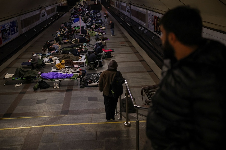 La gente si rifugia all'interno di una stazione della metropolitana durante un attacco missilistico russo, nel contesto dell'offensiva russa contro l'Ucraina, a Kiev. (REUTERS)