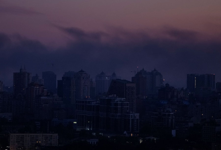 Il fumo si alza sulla città durante un attacco missilistico russo, nel contesto dell’offensiva russa contro l’Ucraina, a Kiev. (REUTERS)