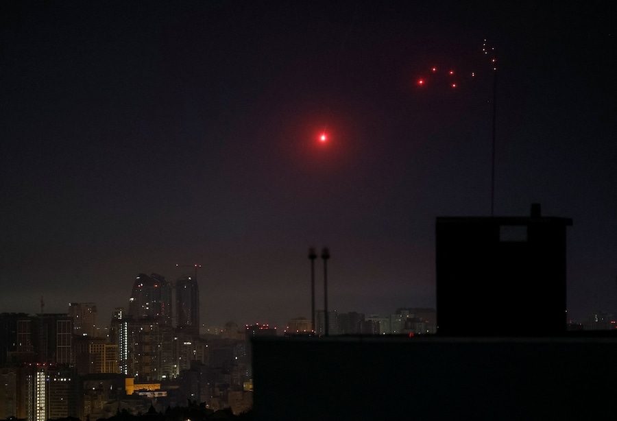 I militari ucraini hanno abbattuto un missile russo durante un attacco missilistico russo, nel contesto dell’offensiva russa contro l’Ucraina, a Kiev. (REUTERS)