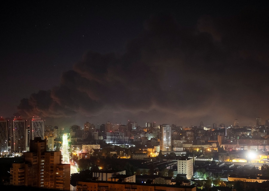 Il fumo si alza sulla città durante un attacco missilistico russo, nel contesto dell’offensiva russa contro l’Ucraina, a Kiev (REUTERS)