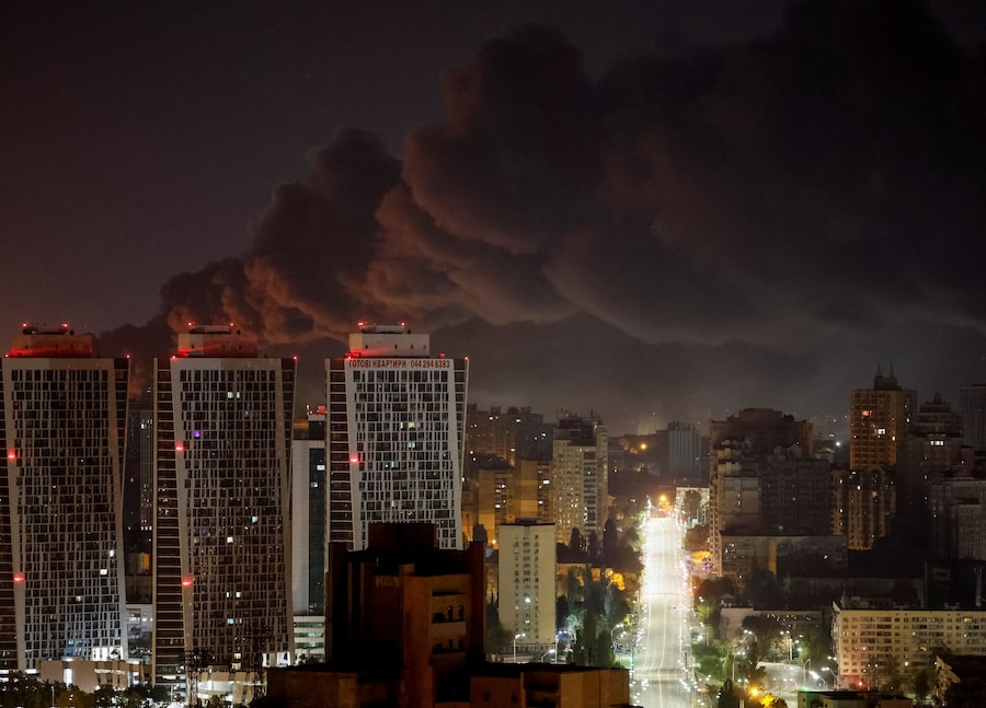 Il fumo si alza sulla città durante un attacco missilistico russo, nel contesto dell’offensiva russa contro l’Ucraina, a Kiev. (REUTERS)