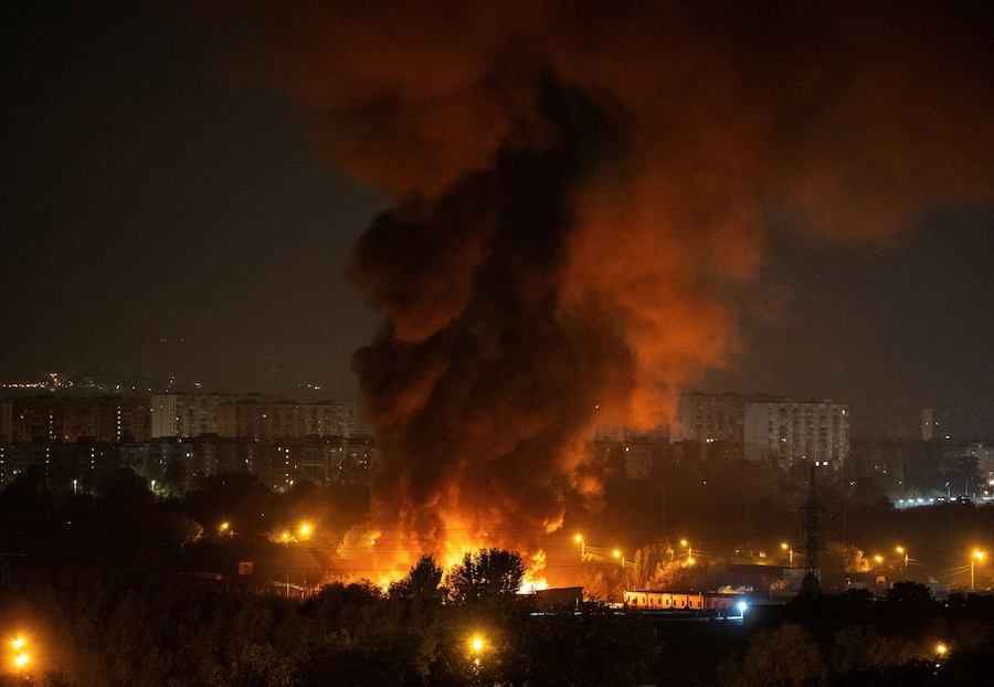 Fuoco e fumo si levano sulla città durante un attacco russo con missili e droni, nel contesto dell’offensiva russa contro l’Ucraina, a Kiev. (REUTERS)