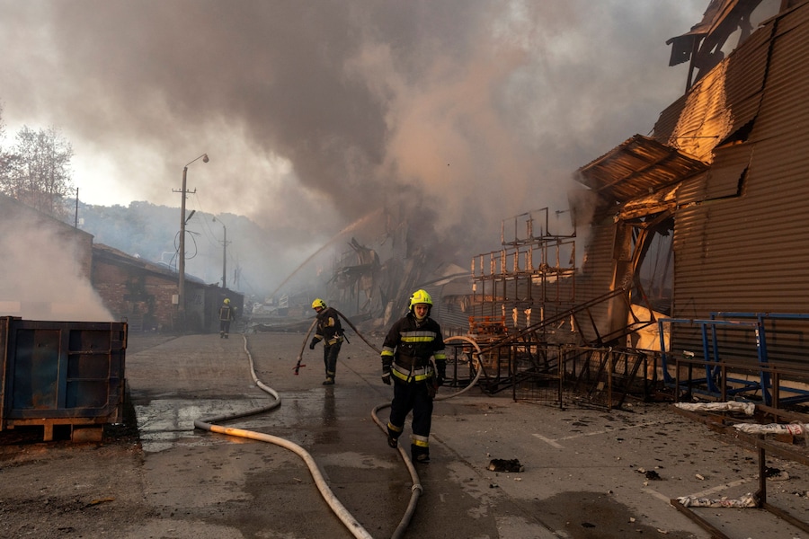 I vigili del fuoco intervengono sul luogo di un magazzino completamente distrutto da un incendio dopo essere stato colpito durante una notte di attacchi missilistici russi, nel contesto dell'offensiva russa contro l'Ucraina, a Kiev. (REUTERS)